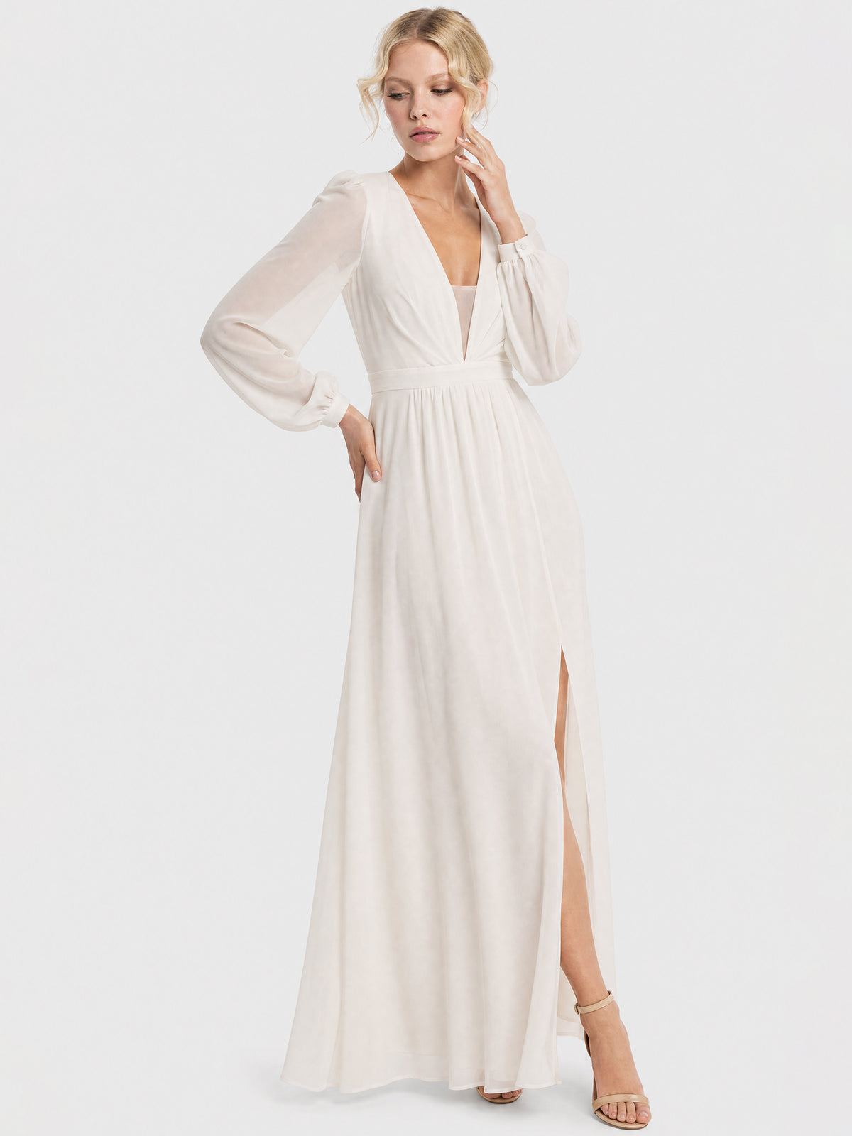 APART Langes Hochzeitskleid aus Chiffon mit semitransparenten Ärmeln | creme