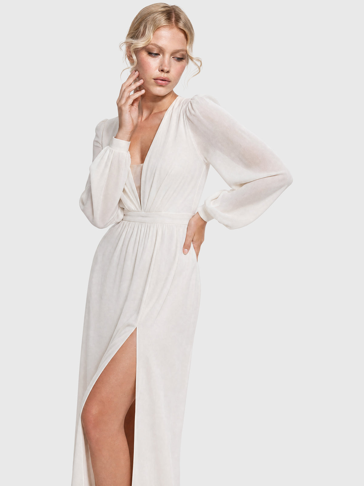 APART Langes Hochzeitskleid aus Chiffon mit semitransparenten Ärmeln | creme