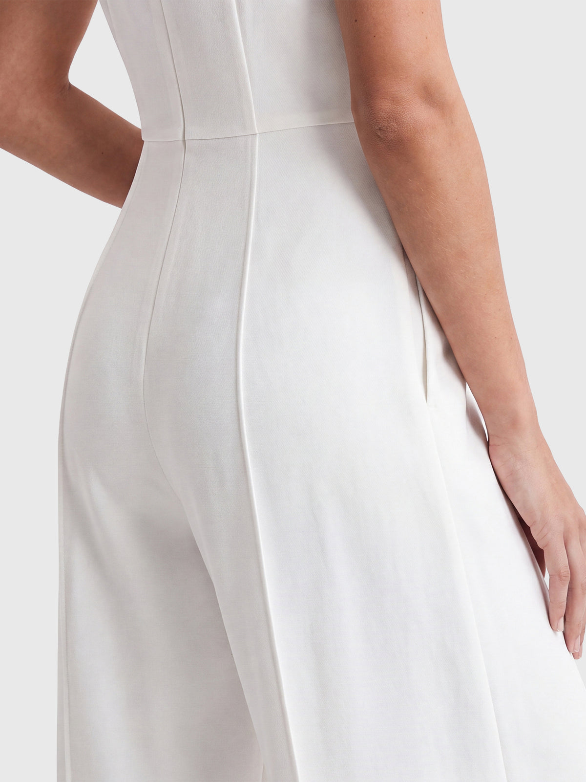 APART Ärmelloser Hochzeitsoverall mit Wickeloptik | creme