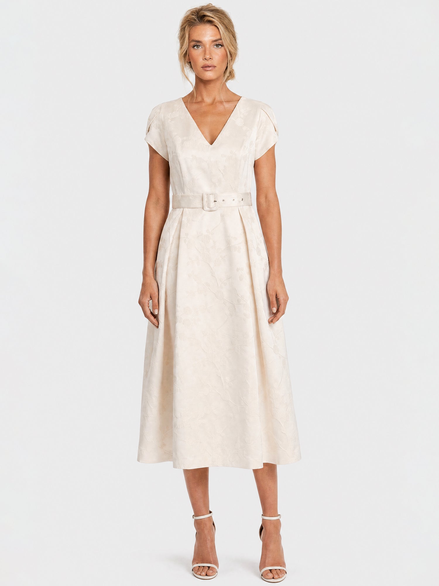 APART Kurzes Hochzeitskleid aus Jacquard mit Gürtel | creme