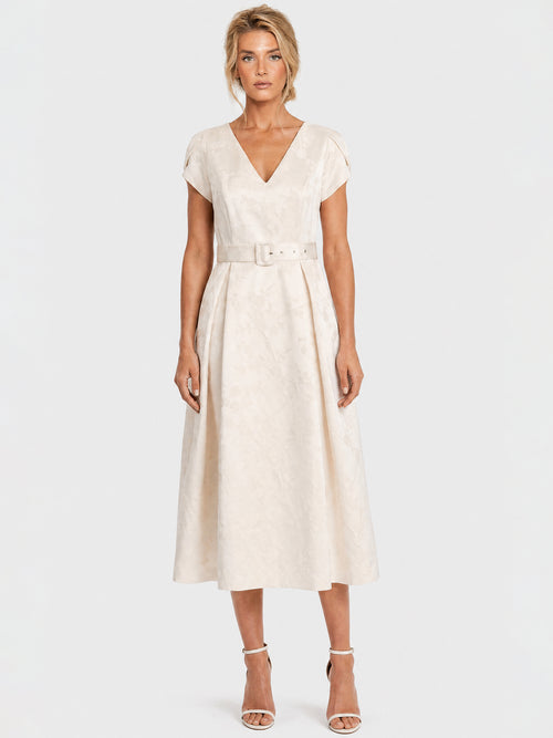 APART Kurzes Hochzeitskleid aus Jacquard mit Gürtel | creme image 1