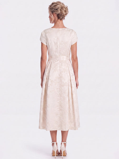 APART Kurzes Hochzeitskleid aus Jacquard mit Gürtel | creme image 1
