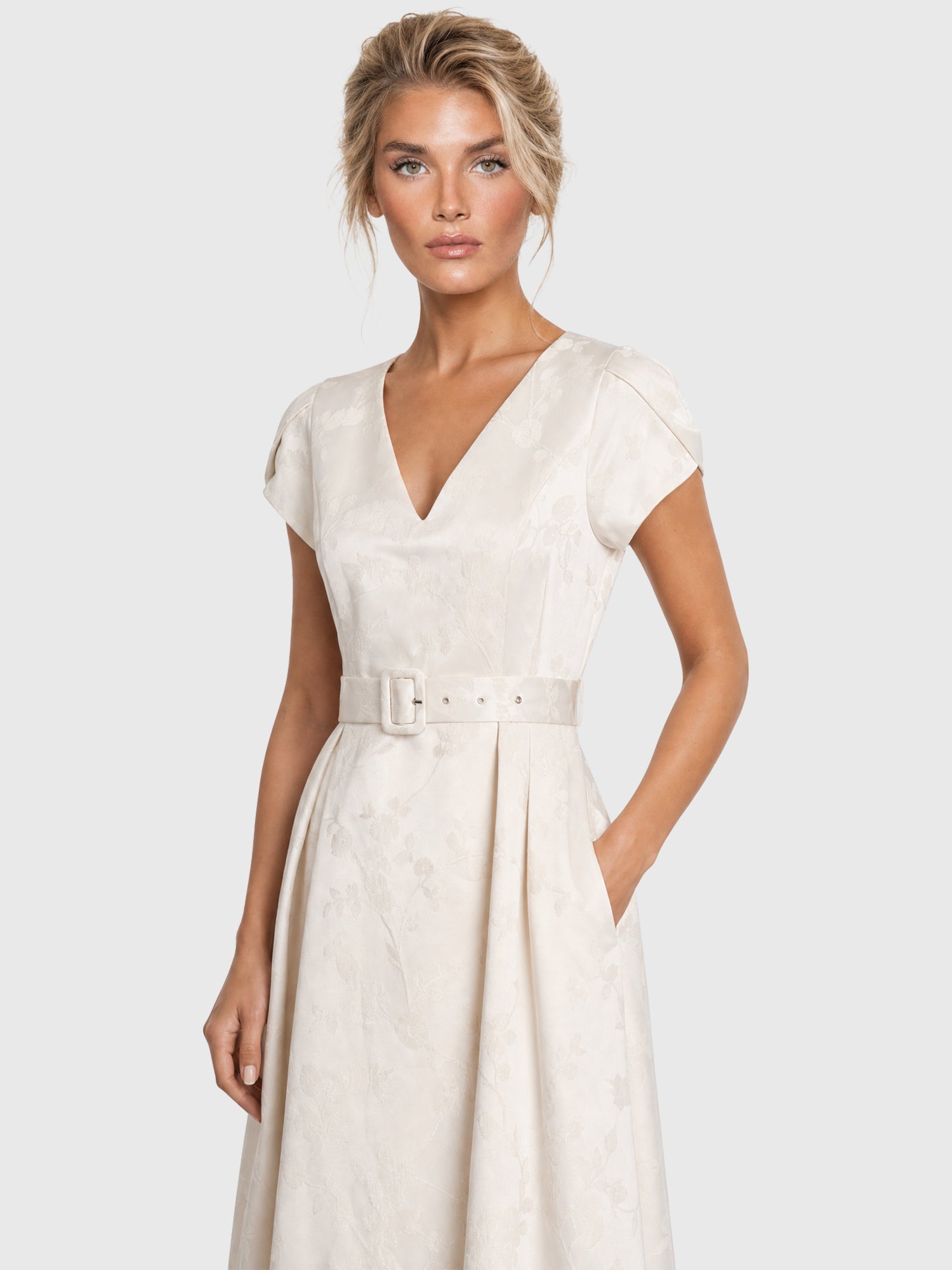 APART Kurzes Hochzeitskleid aus Jacquard mit Gürtel | creme