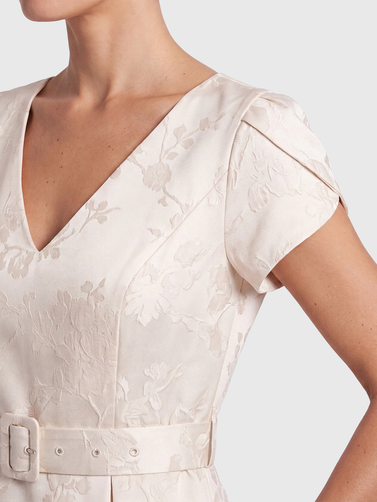 APART Kurzes Hochzeitskleid aus Jacquard mit Gürtel | creme