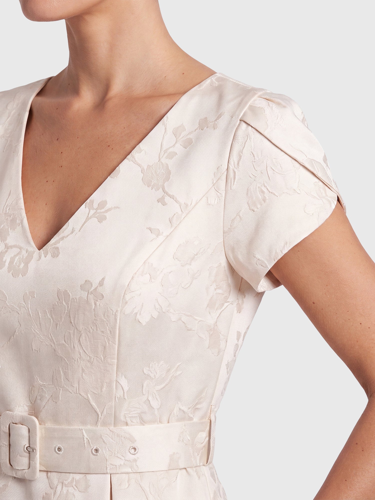 APART Kurzes Hochzeitskleid aus Jacquard mit Gürtel | creme