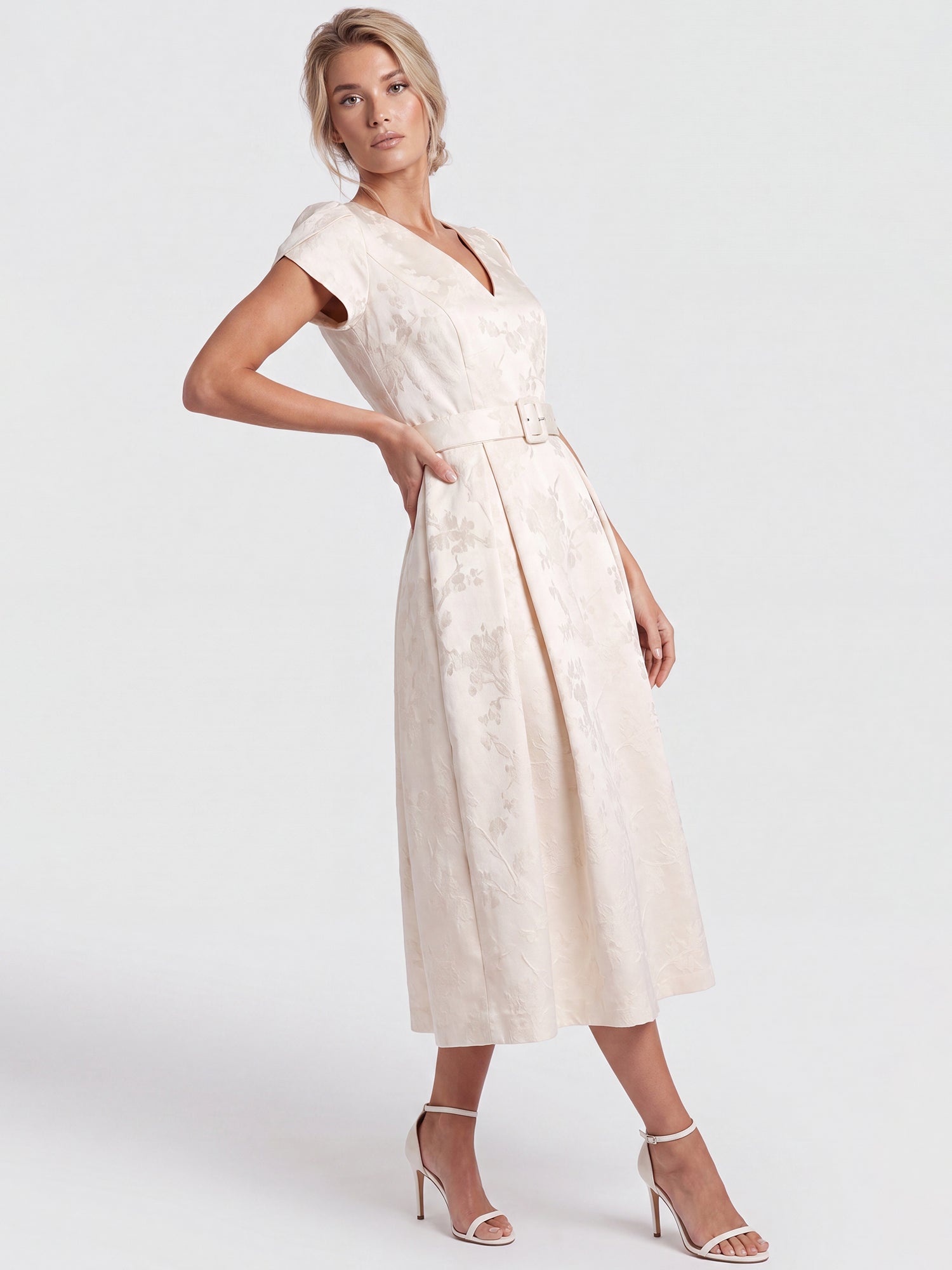 APART Kurzes Hochzeitskleid aus Jacquard mit Gürtel | creme