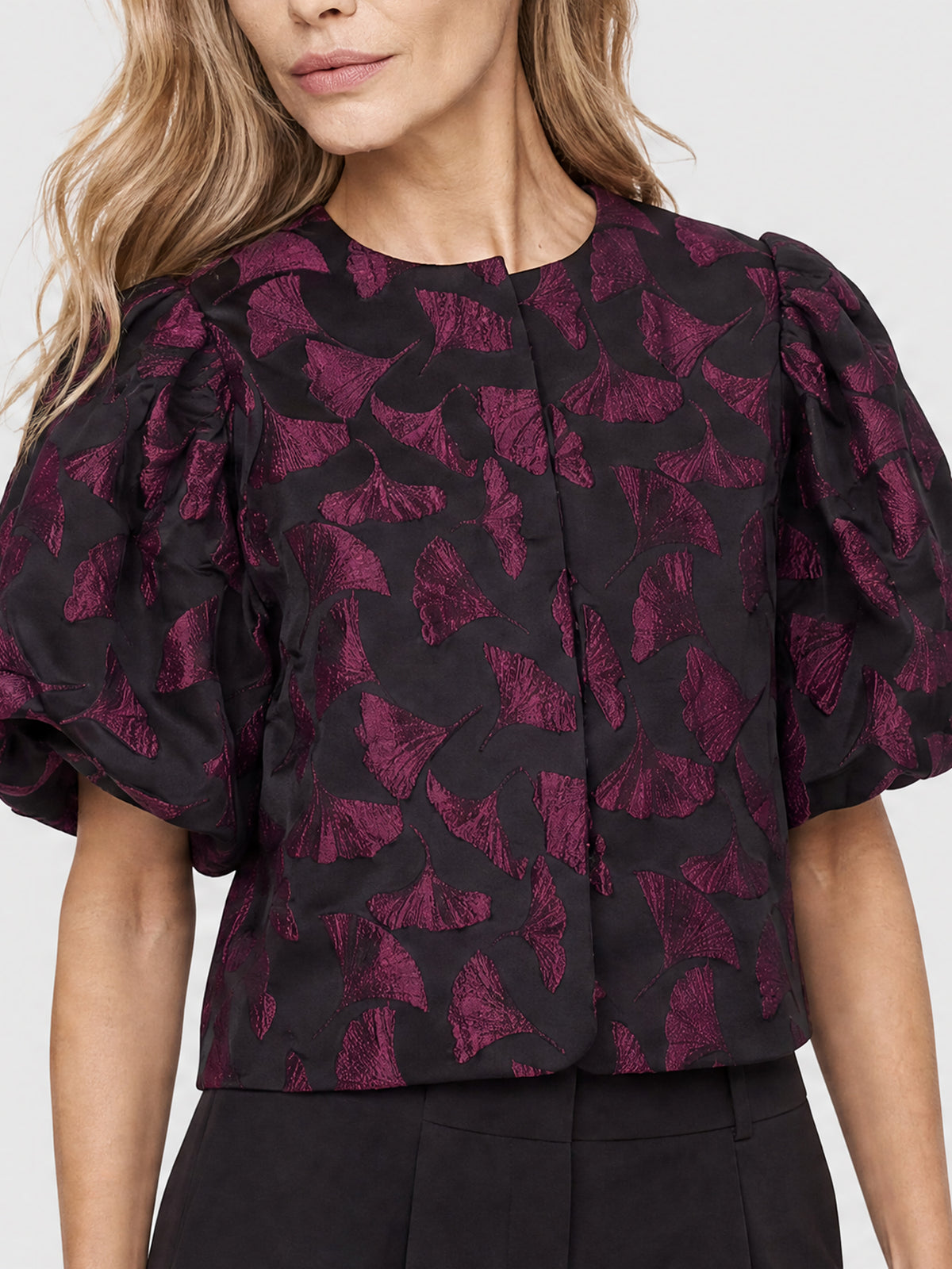 Jacquard-Blazer im Blusen-Stil mit Puffärmeln | schwarz-weinrot