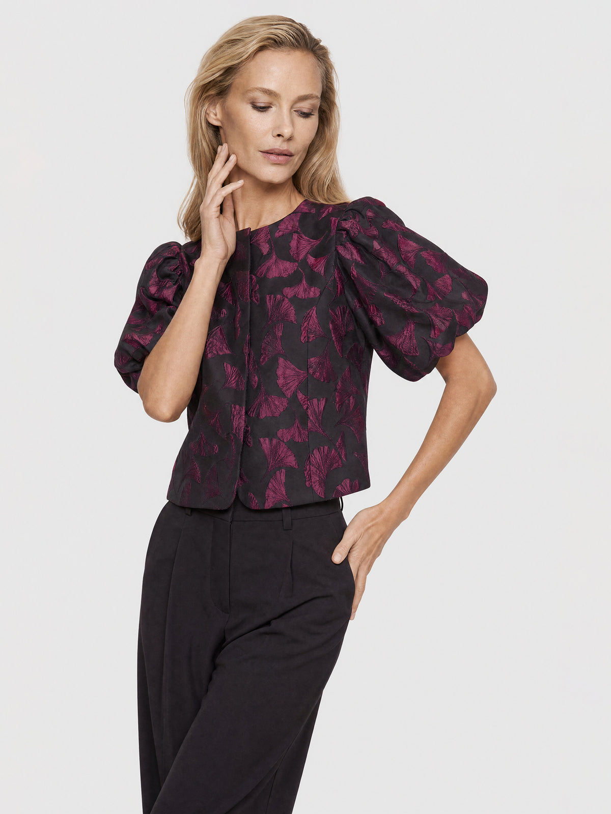 Jacquard-Blazer im Blusen-Stil mit Puffärmeln | schwarz-weinrot