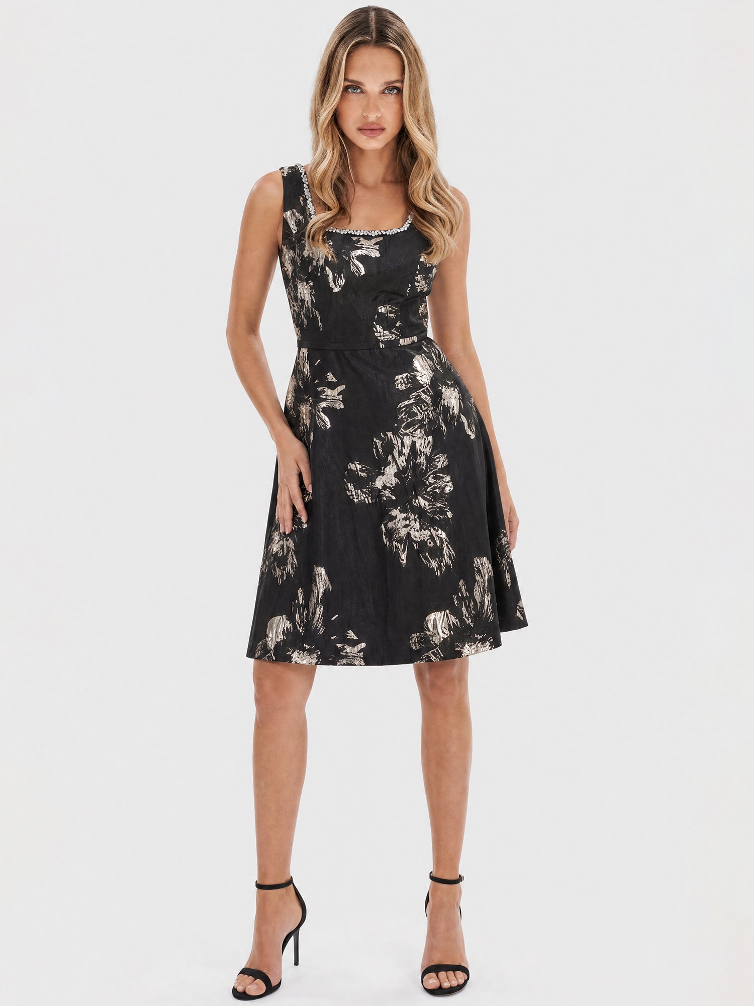 APART Cocktailkleid aus floralem Jacquard | schwarz-gold