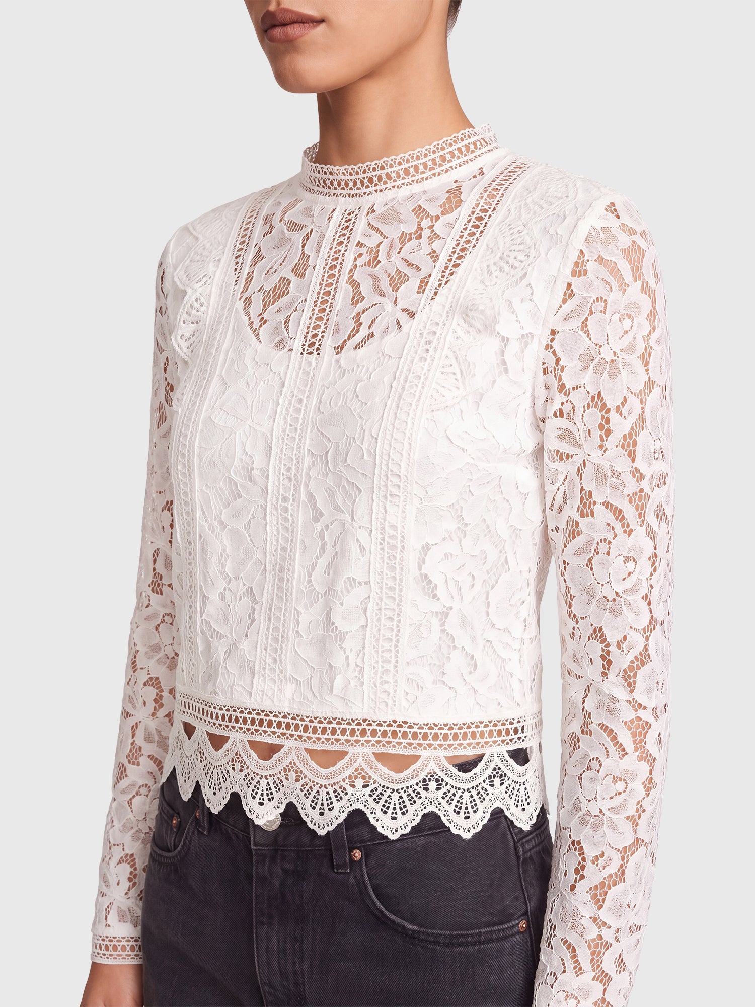 Spitzenshirt mit dekorativen Spitzenbändern | creme