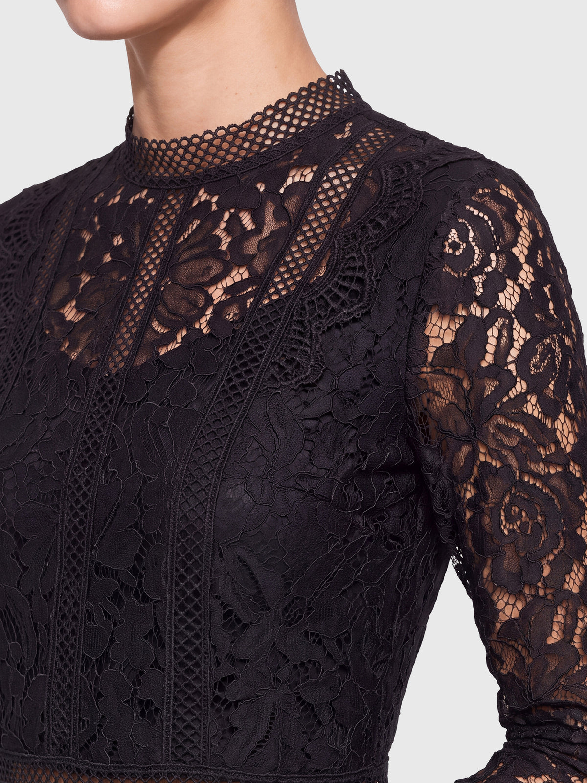 Spitzenshirt mit dekorativen Spitzenbändern | schwarz