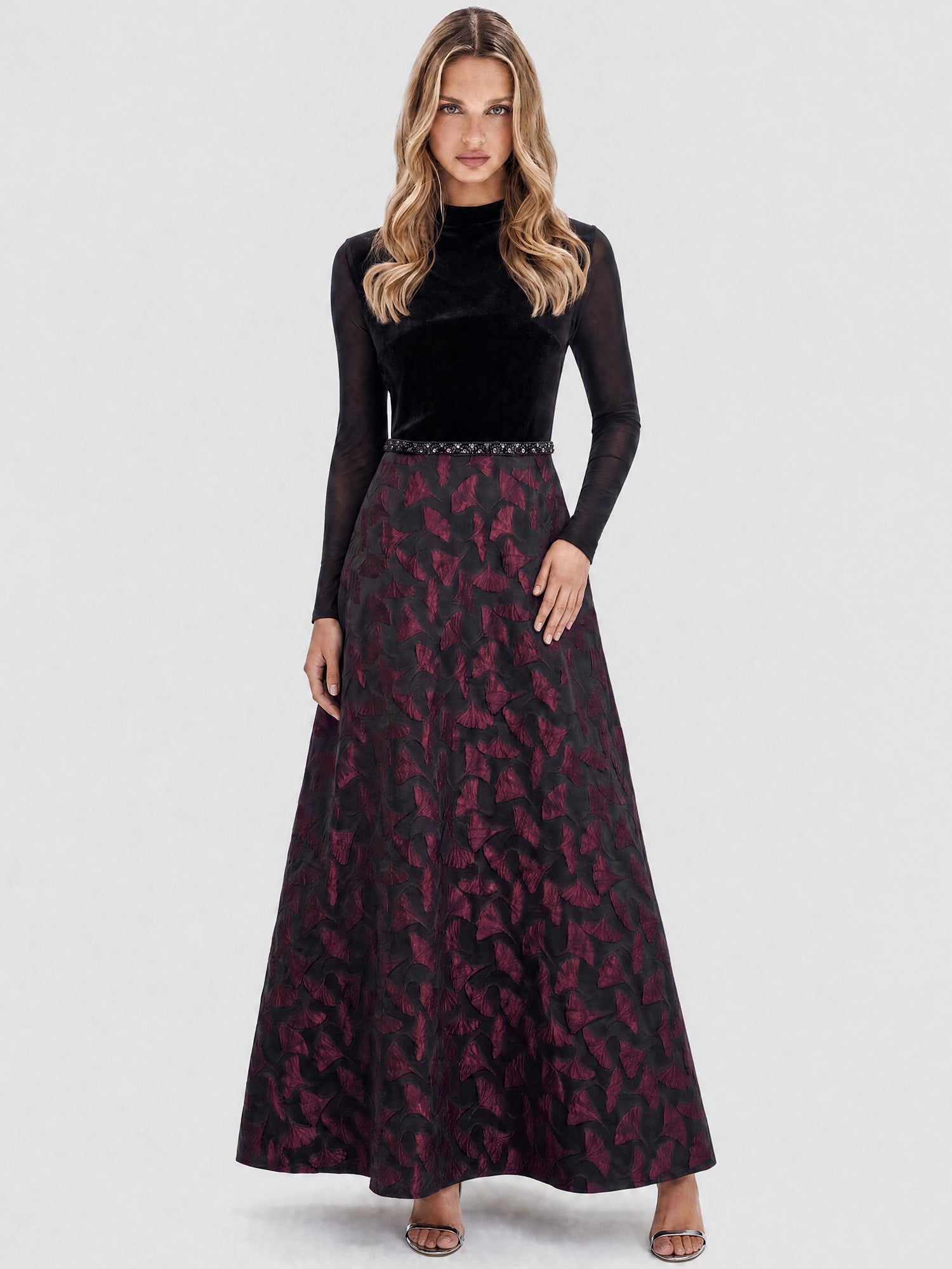 Langes Abendkleid aus Samt und Jacquard | schwarz-weinrot