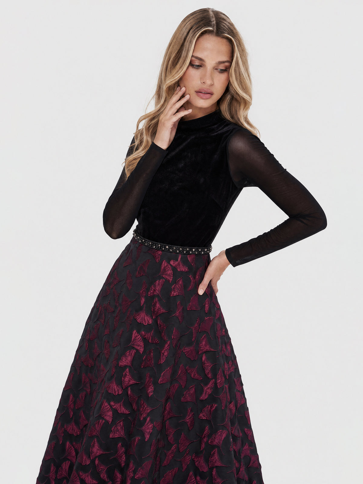 Langes Abendkleid aus Samt und Jacquard | schwarz-weinrot