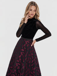 Langes Abendkleid aus Samt und Jacquard | schwarz-weinrot