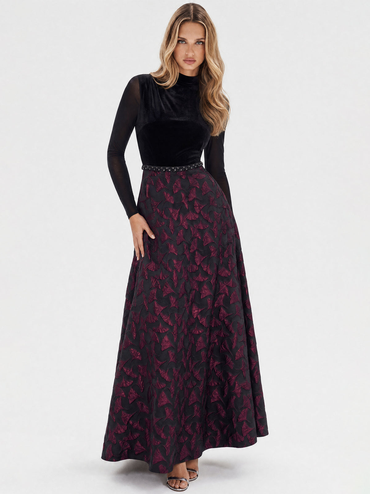 Langes Abendkleid aus Samt und Jacquard | schwarz-weinrot