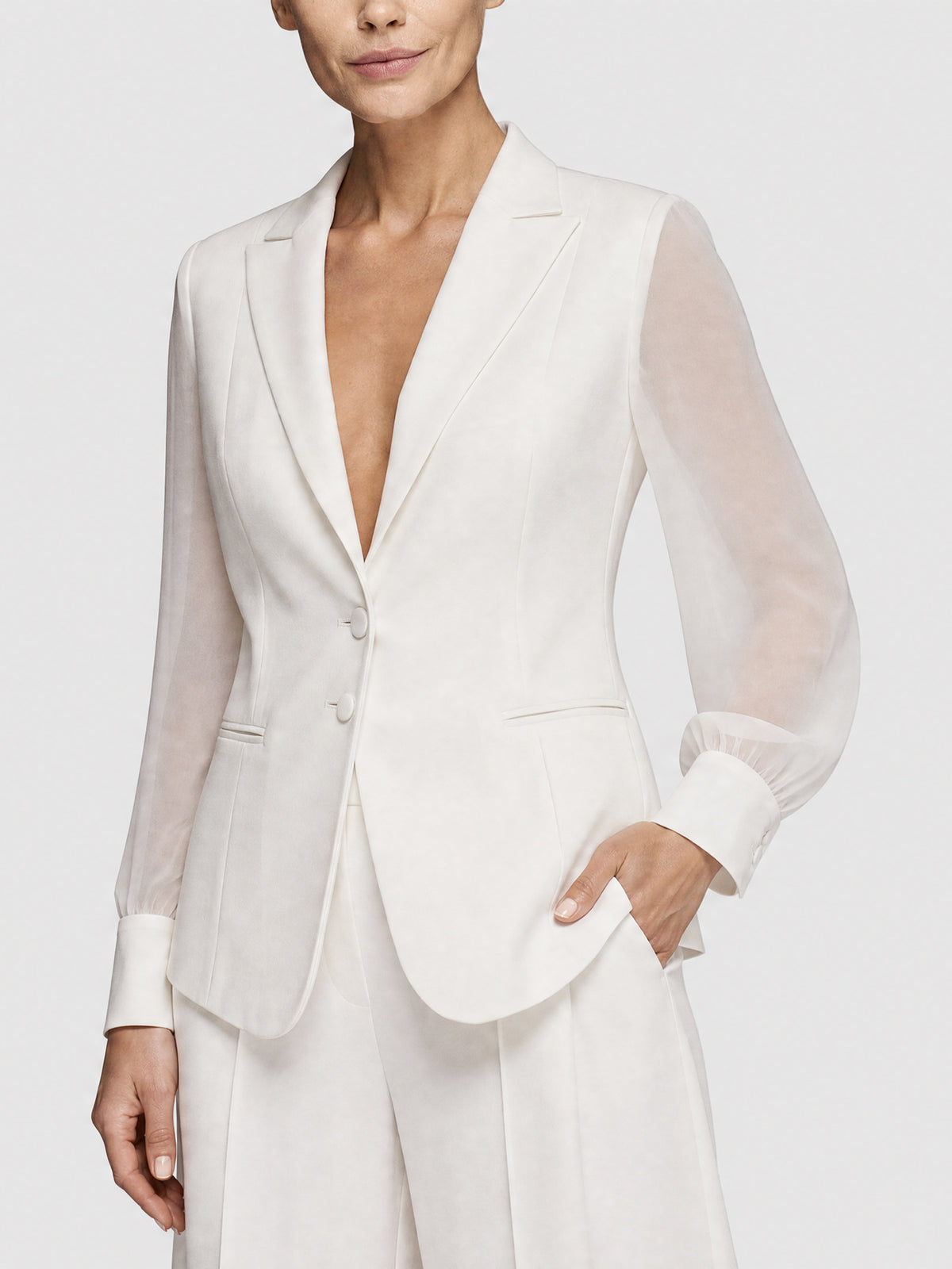 Taillierter Blazer mit Chiffonärmeln | creme