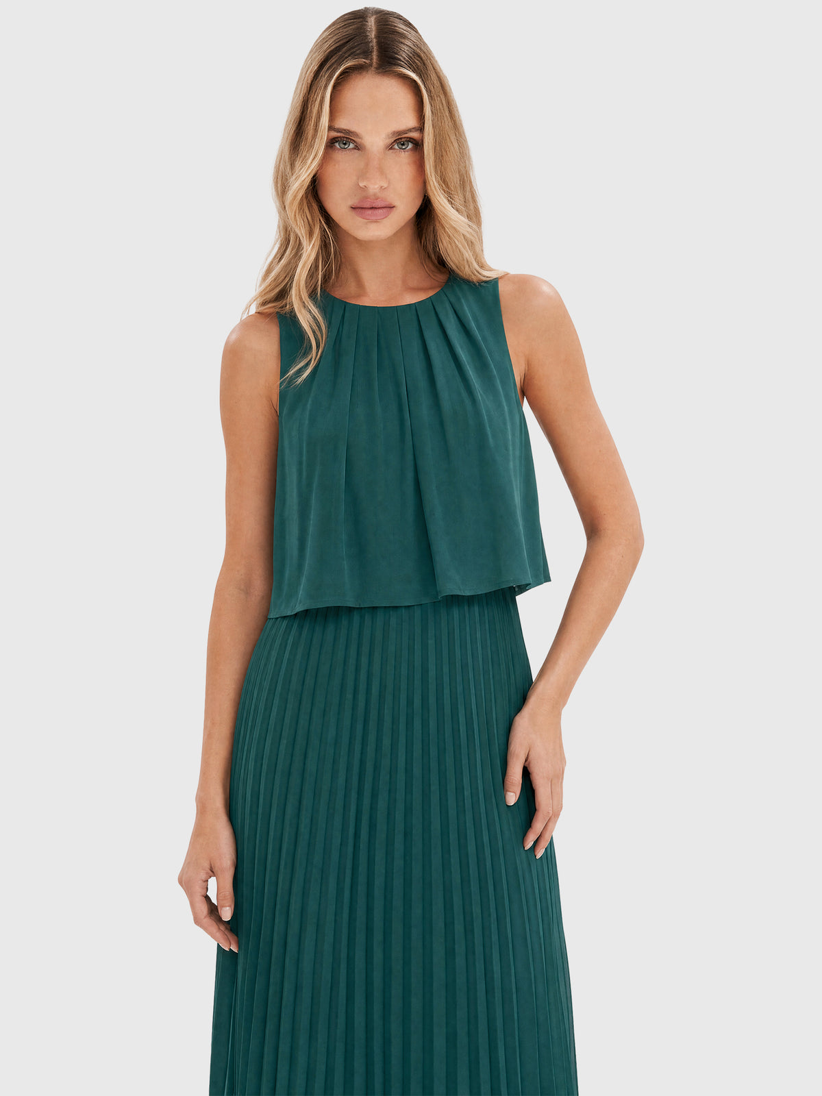 APART Ärmelloses Chiffonkleid mit Plisseerock | emerald