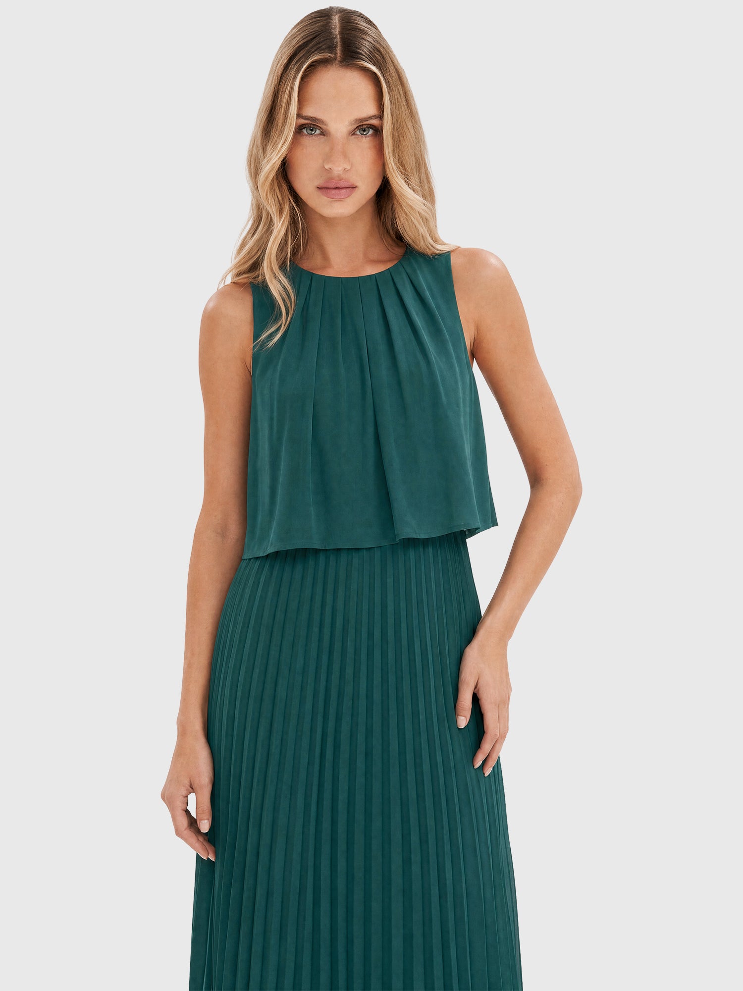 APART Ärmelloses Chiffonkleid mit Plisseerock | emerald
