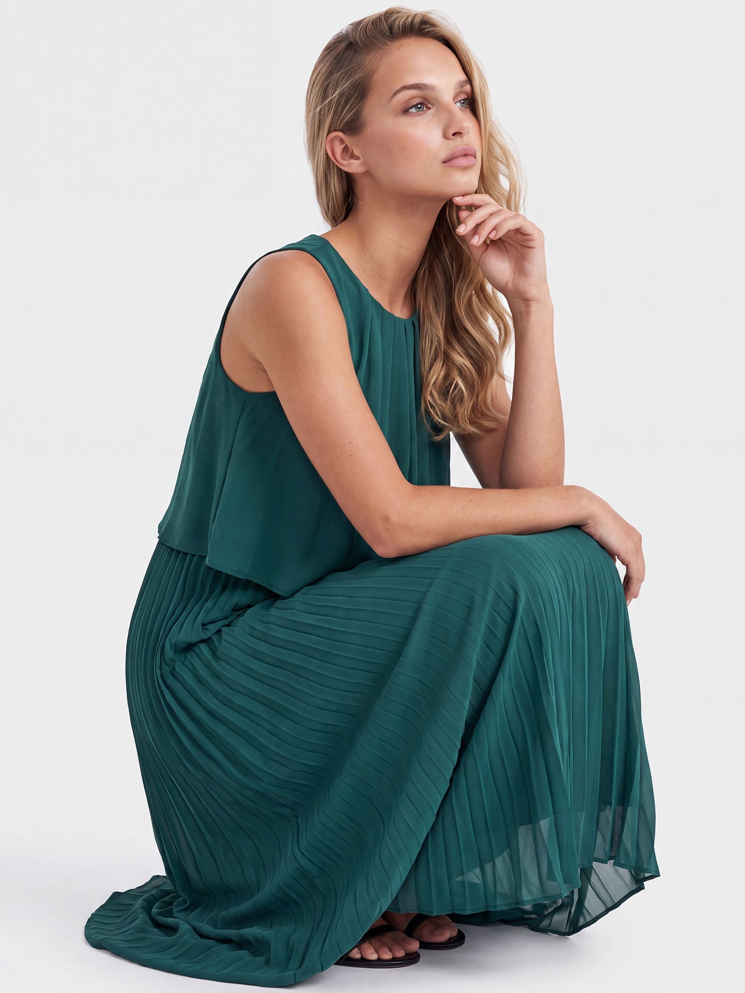 APART Ärmelloses Chiffonkleid mit Plisseerock | emerald