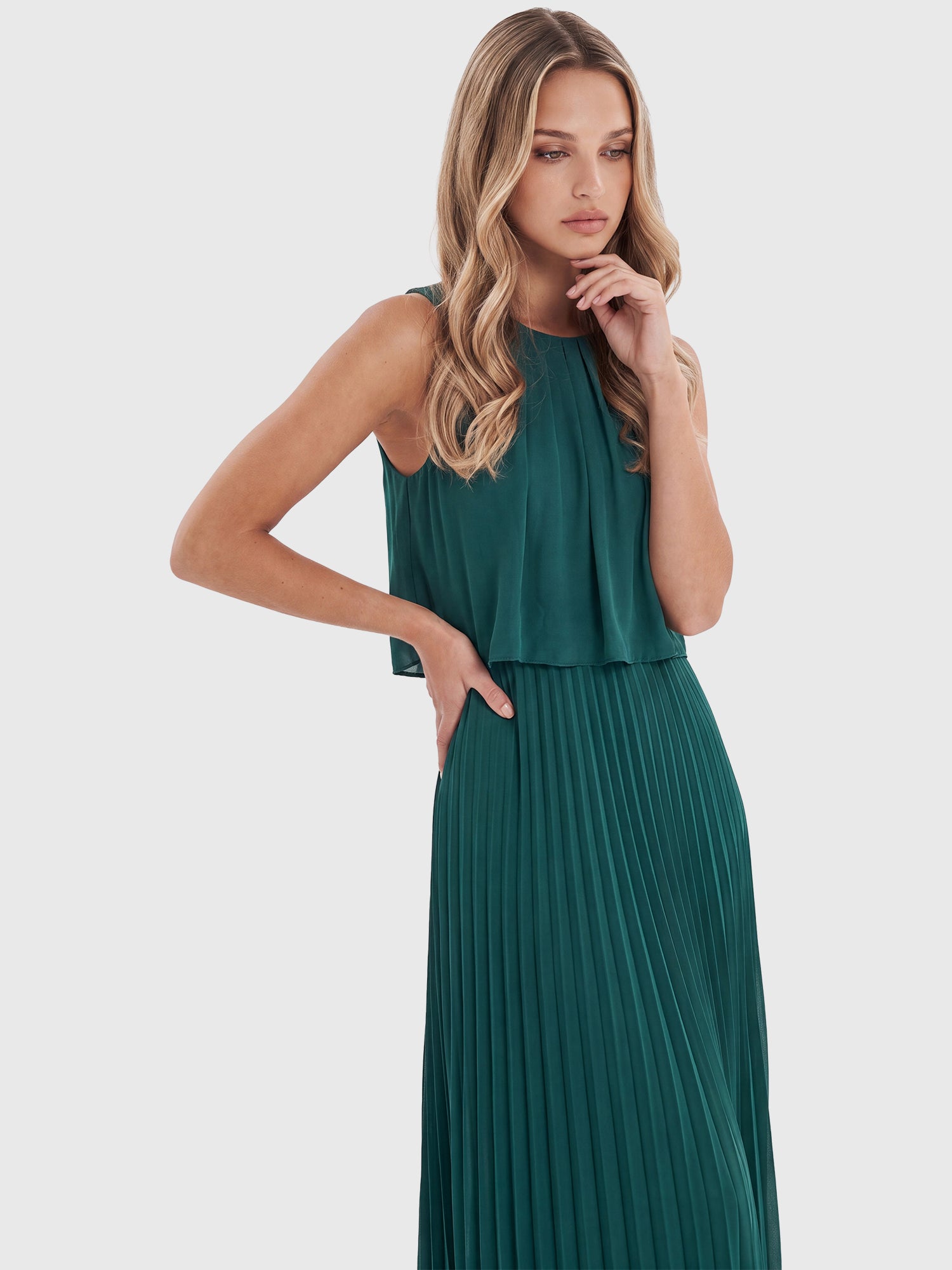 APART Ärmelloses Chiffonkleid mit Plisseerock | emerald