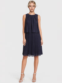 APART Plisseekleid mit Chiffon-Overlay | nachtblau