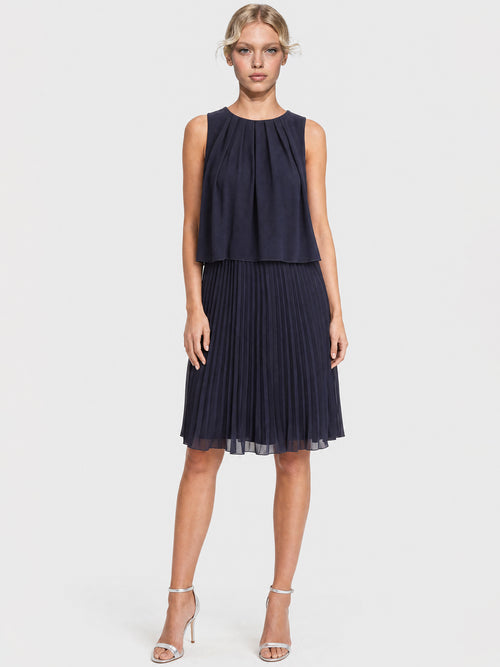 APART Plisseekleid mit Chiffon-Overlay | nachtblau image 1