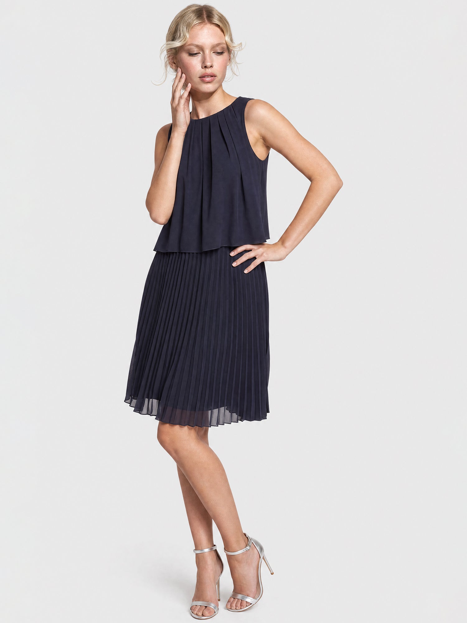 APART Plisseekleid mit Chiffon-Overlay | nachtblau