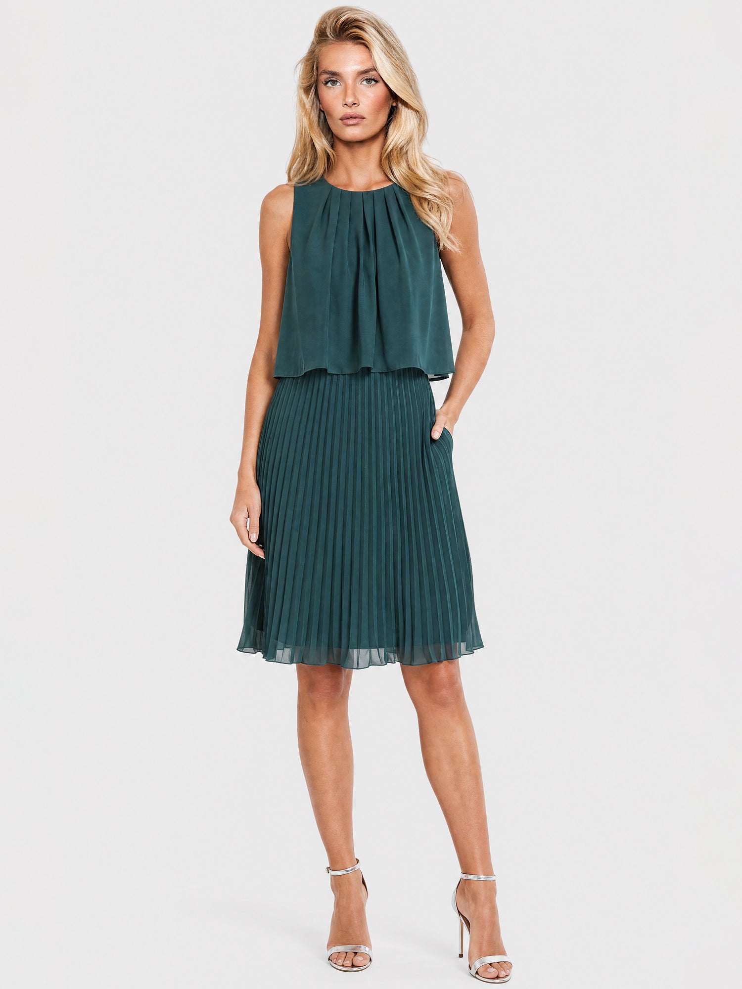 APART Plisseekleid mit Chiffon-Overlay | emerald