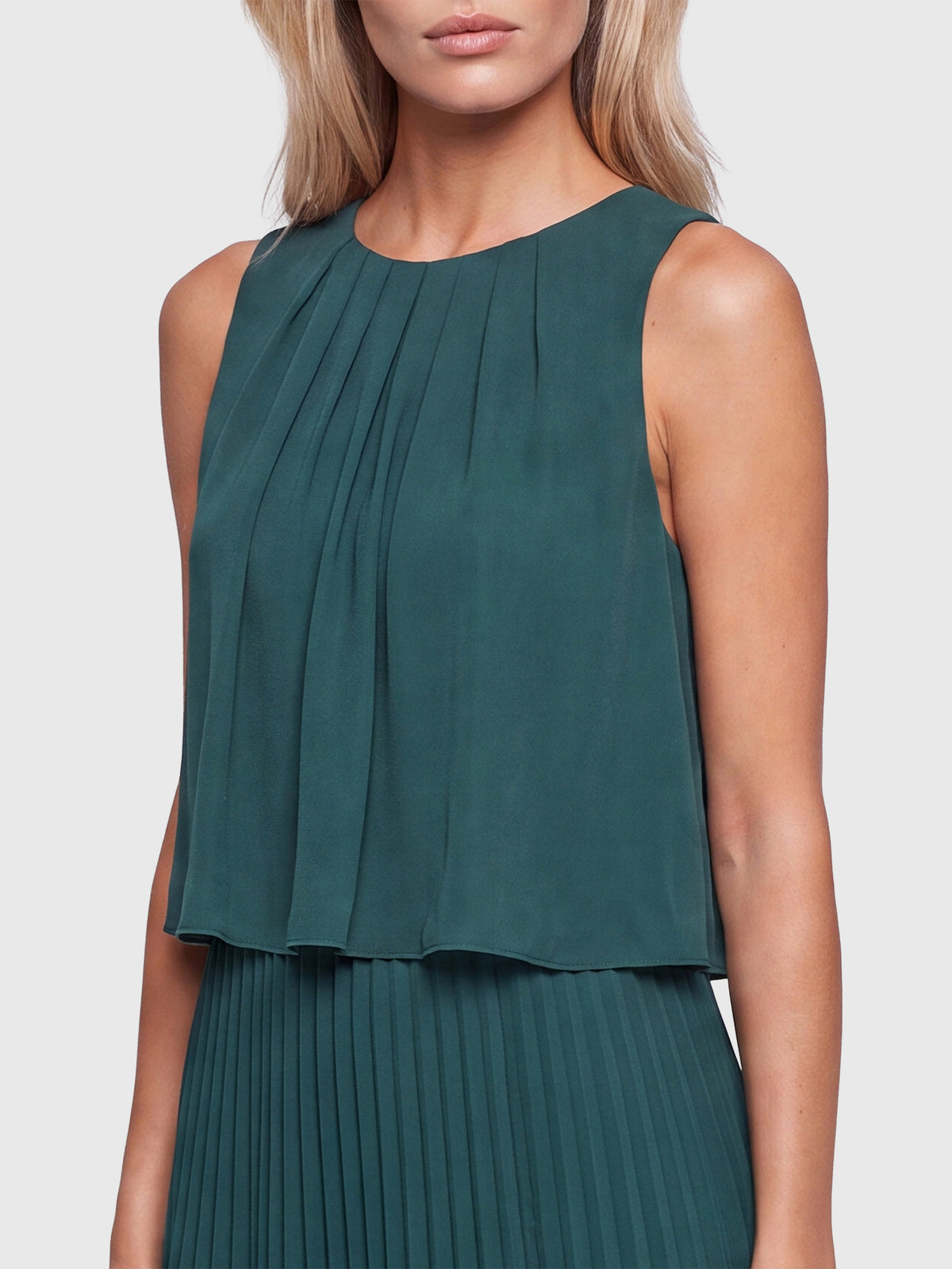 APART Plisseekleid mit Chiffon-Overlay | emerald