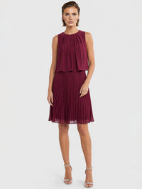 APART Plisseekleid mit Chiffon-Overlay | weinrot