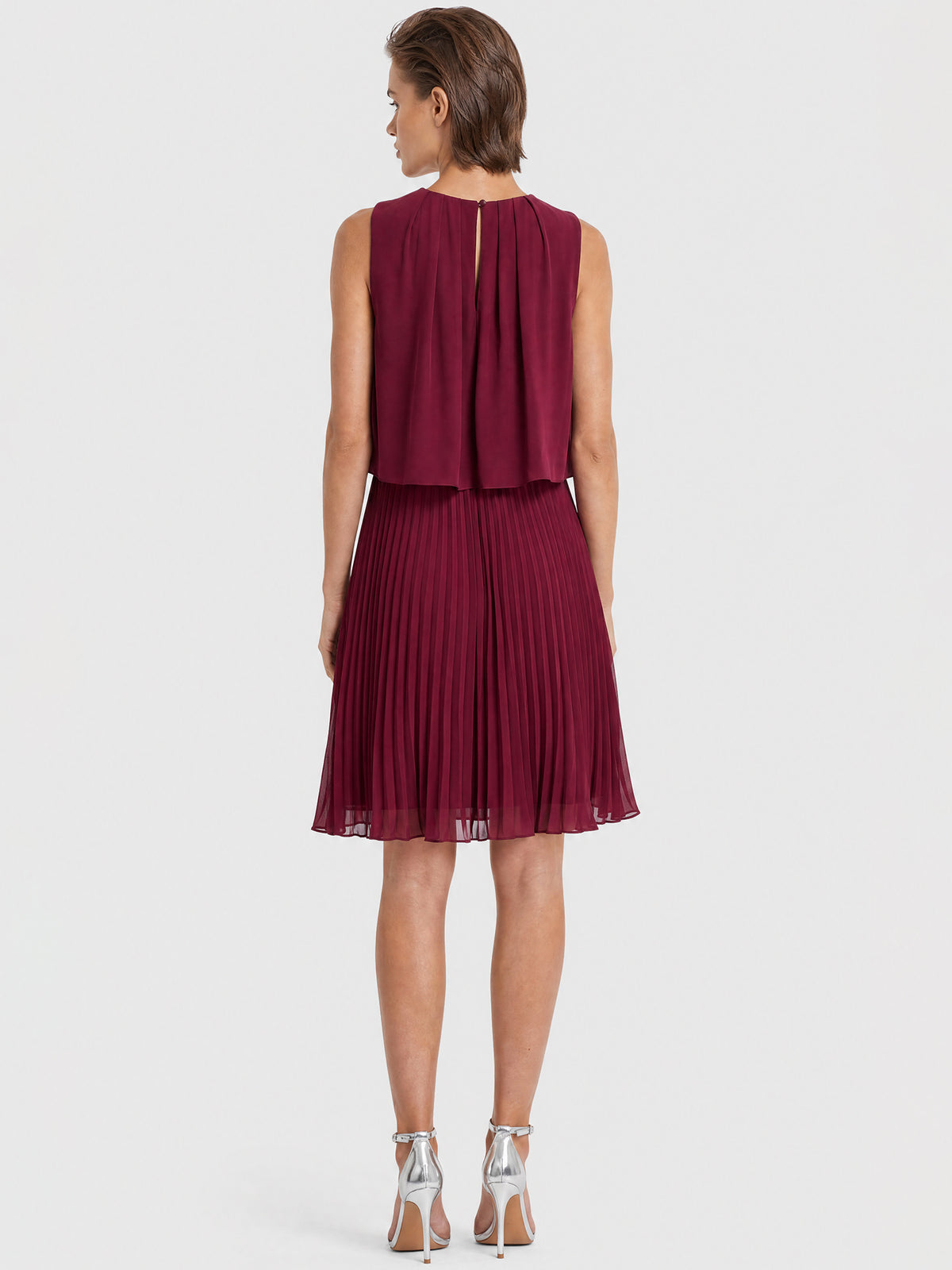 APART Plisseekleid mit Chiffon-Overlay | weinrot