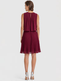 APART Plisseekleid mit Chiffon-Overlay | weinrot