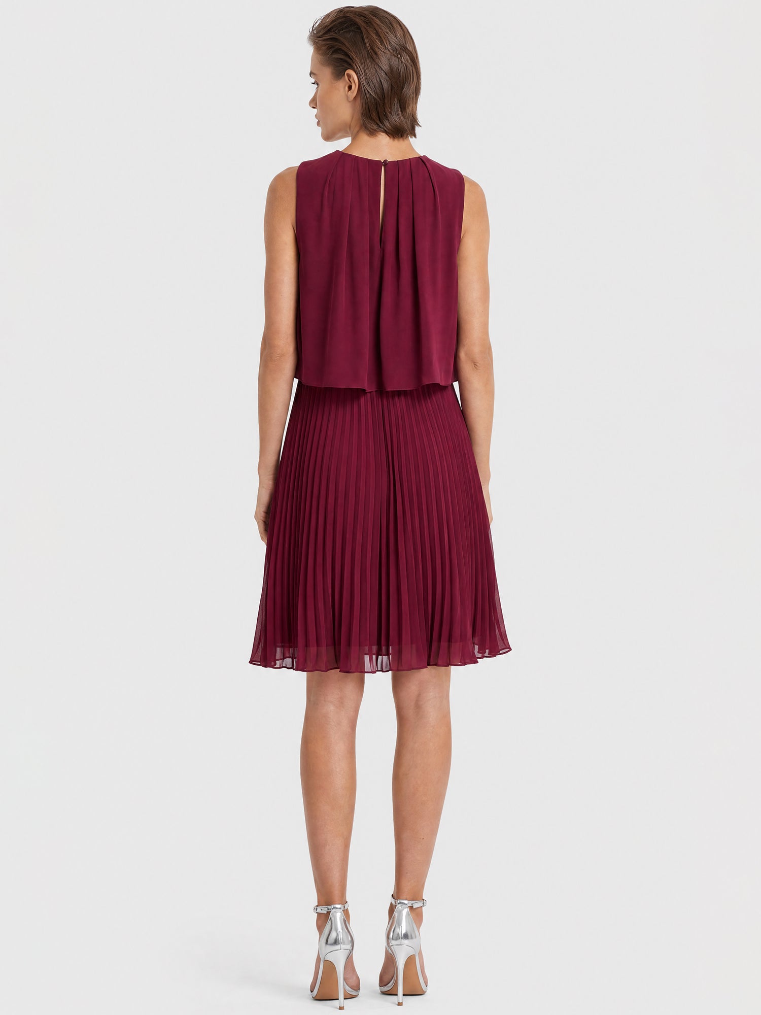APART Plisseekleid mit Chiffon-Overlay | weinrot