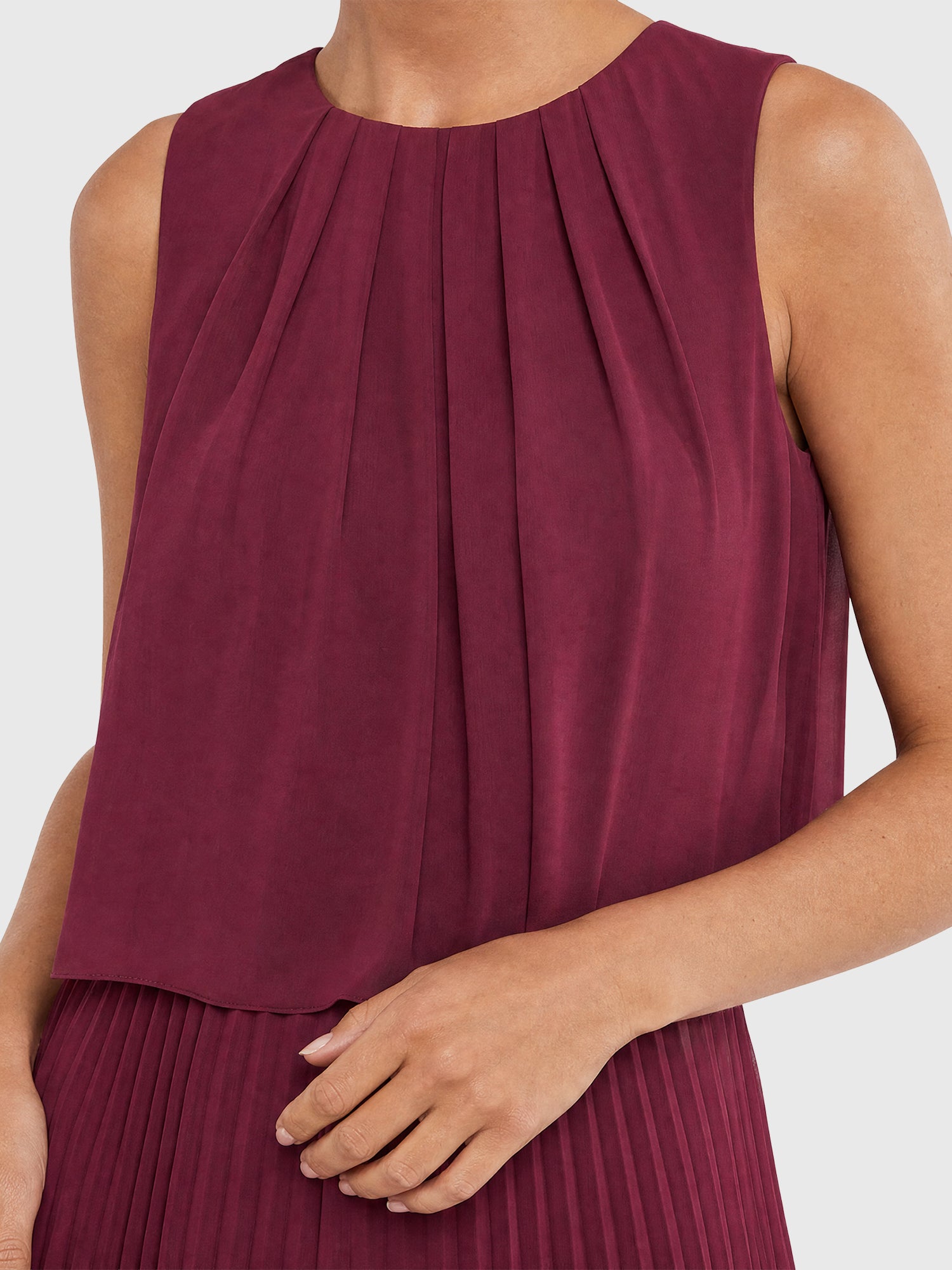 APART Plisseekleid mit Chiffon-Overlay | weinrot