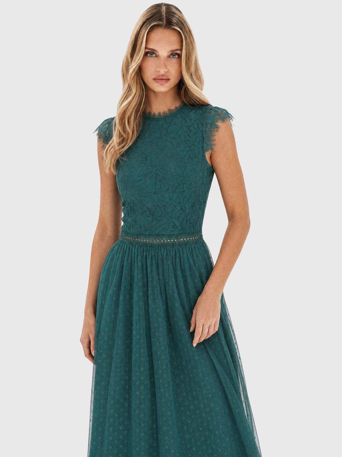 Kleid aus plastischer Spitze und weichem Tüll | emerald