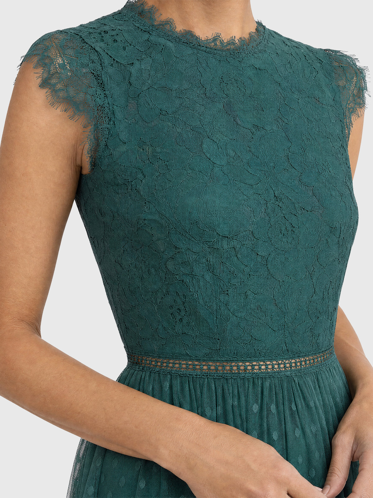Kleid aus plastischer Spitze und weichem Tüll | emerald