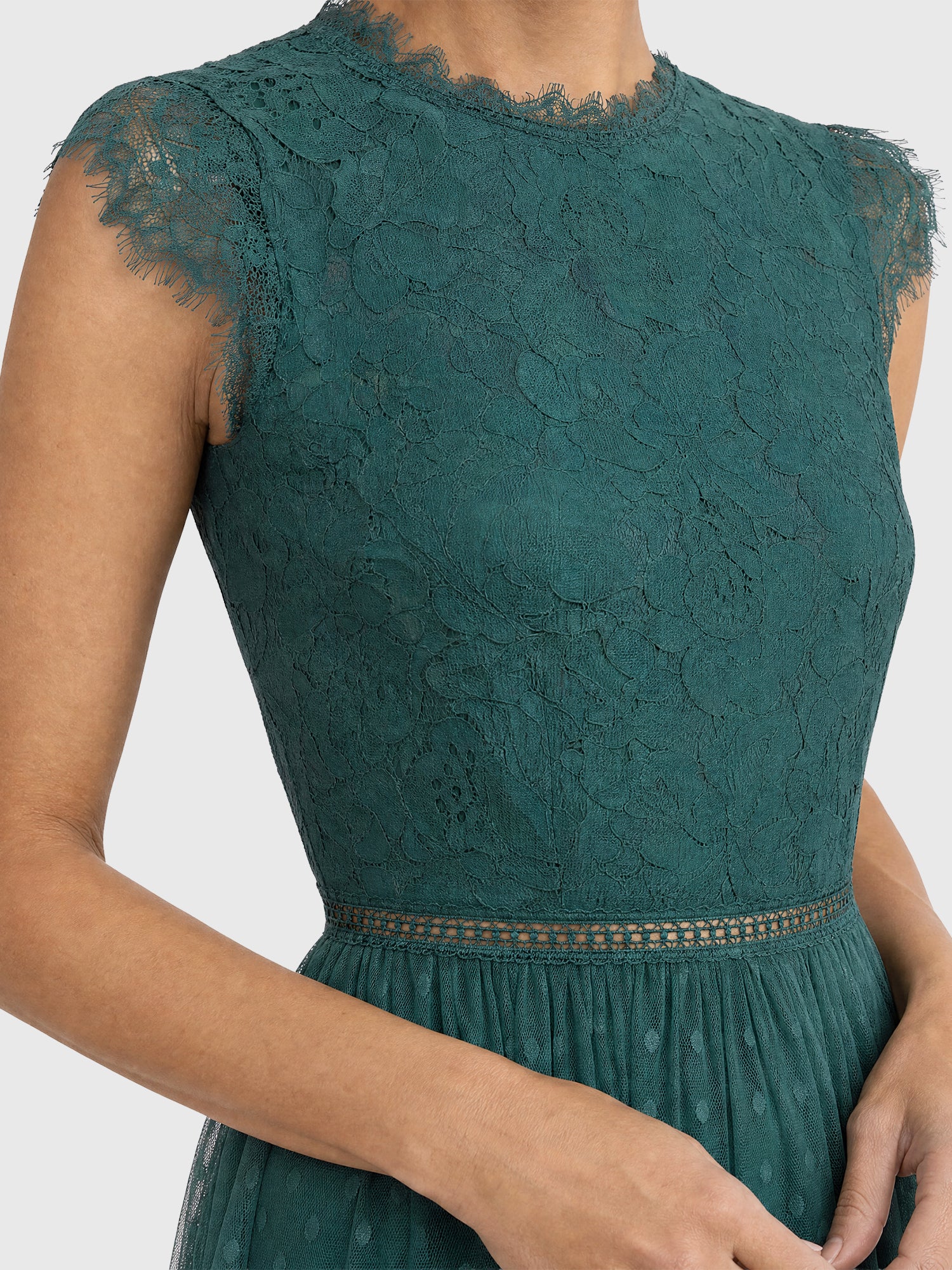 Kleid aus plastischer Spitze und weichem Tüll | emerald