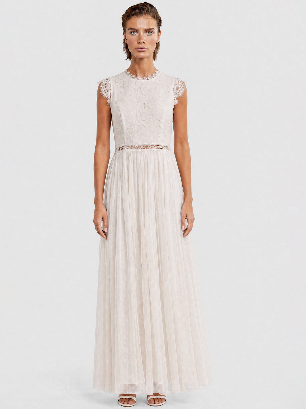 Brautkleid aus plastischer Spitze und weichem Tüll | creme