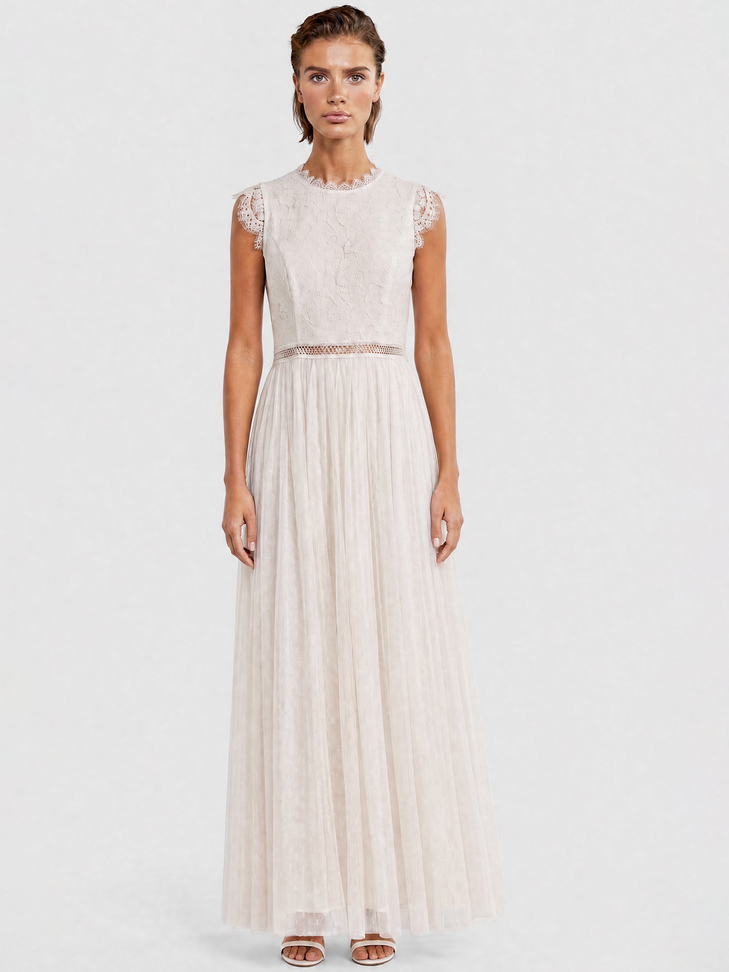 Brautkleid aus plastischer Spitze und weichem Tüll | creme