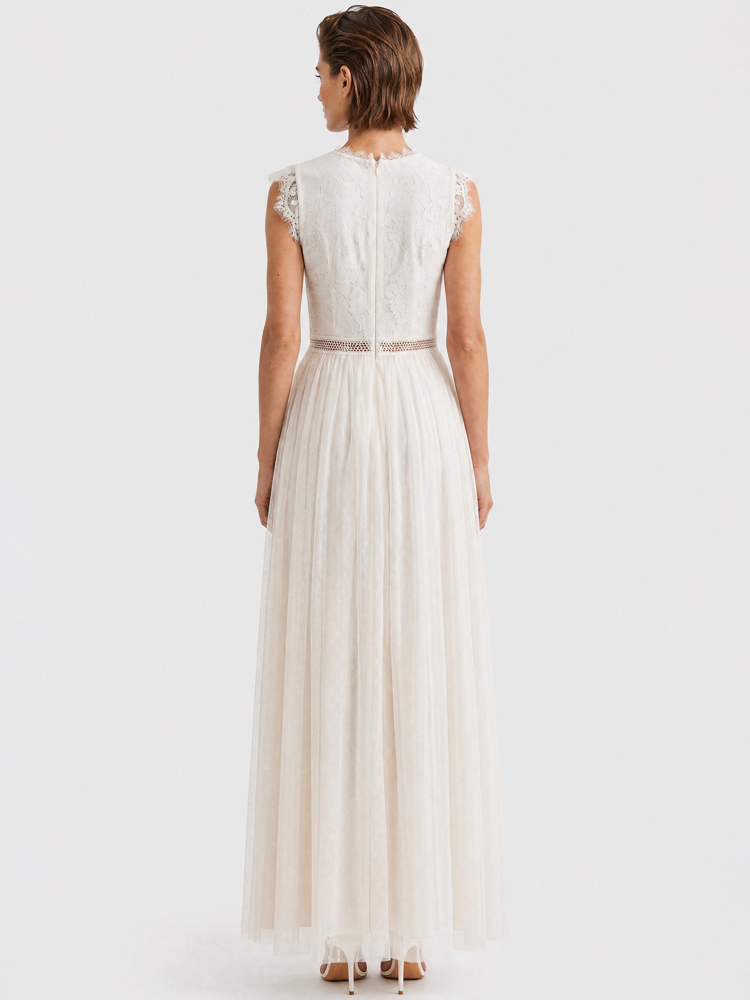 Brautkleid aus plastischer Spitze und weichem Tüll | creme