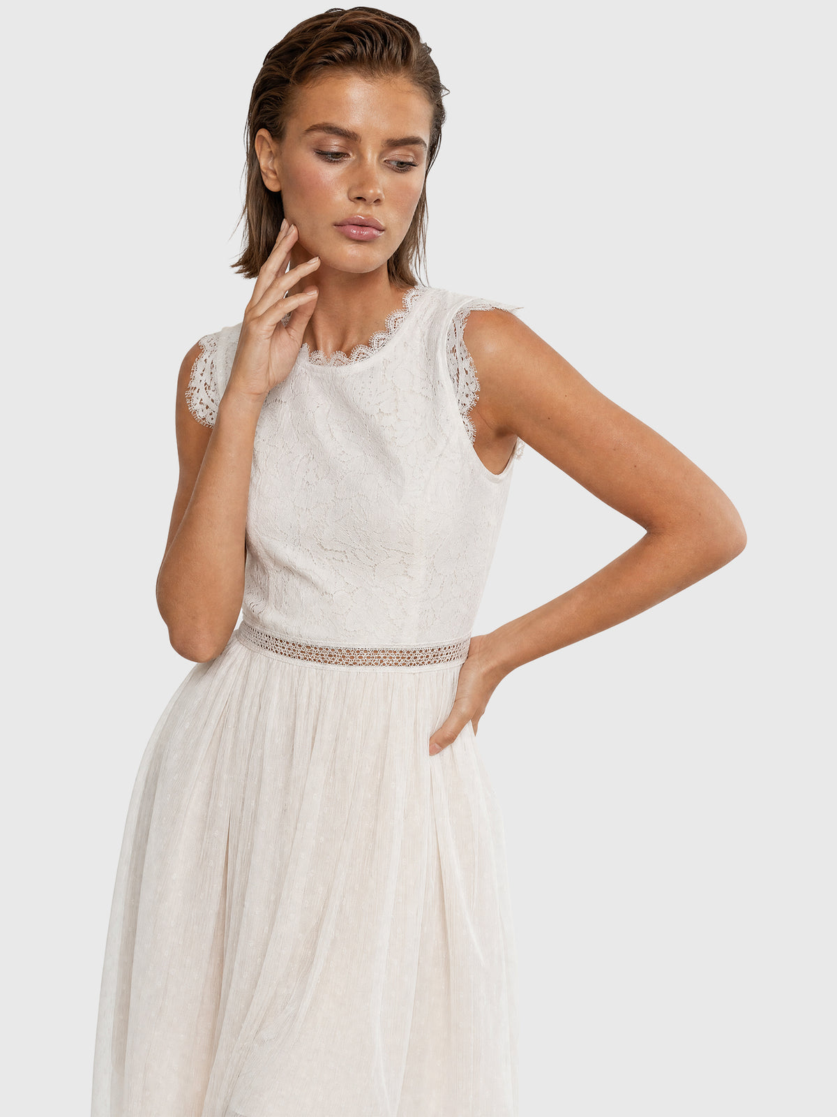 Brautkleid aus plastischer Spitze und weichem Tüll | creme