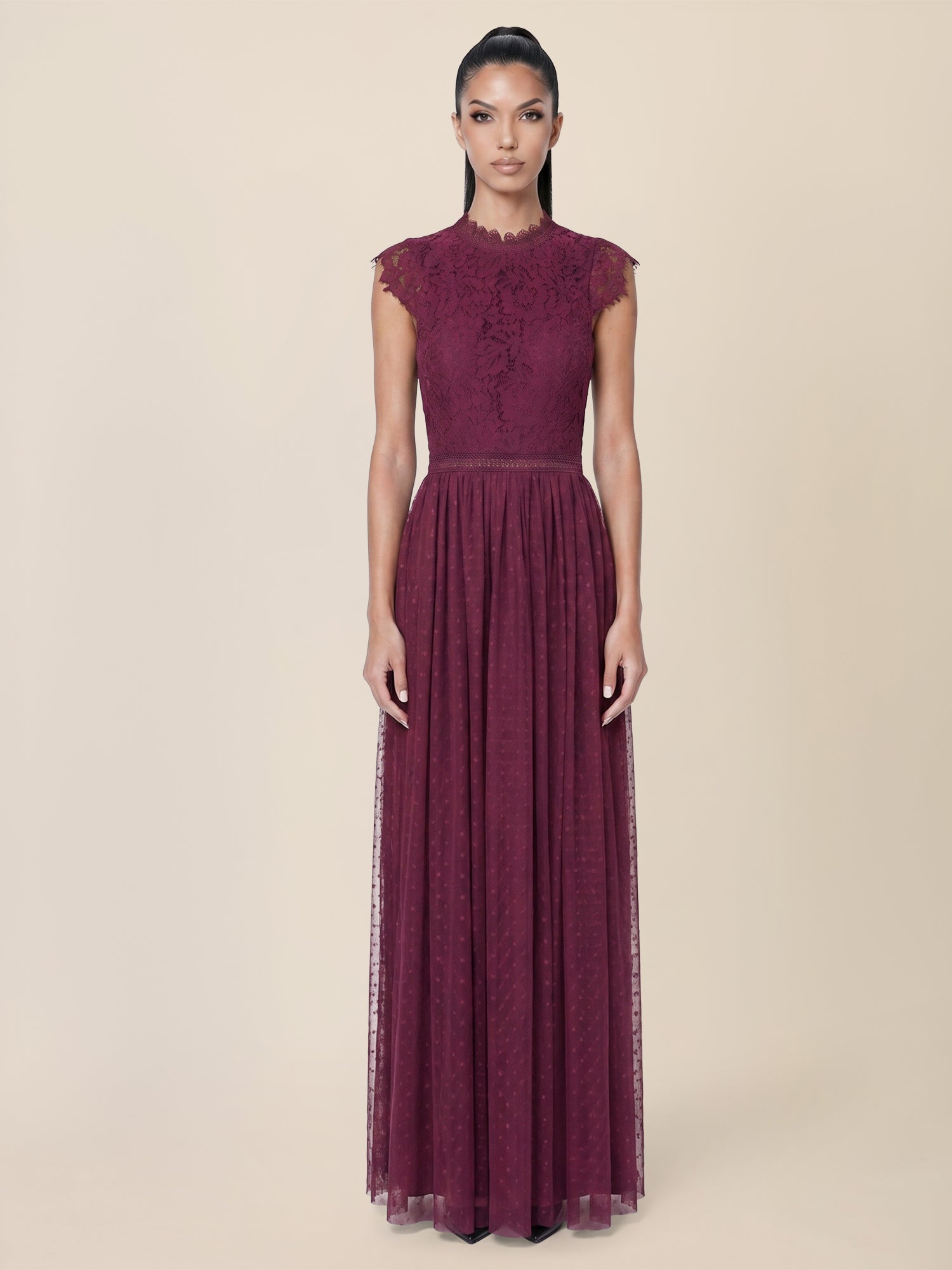 Brautkleid aus plastischer Spitze und weichem Tüll | weinrot