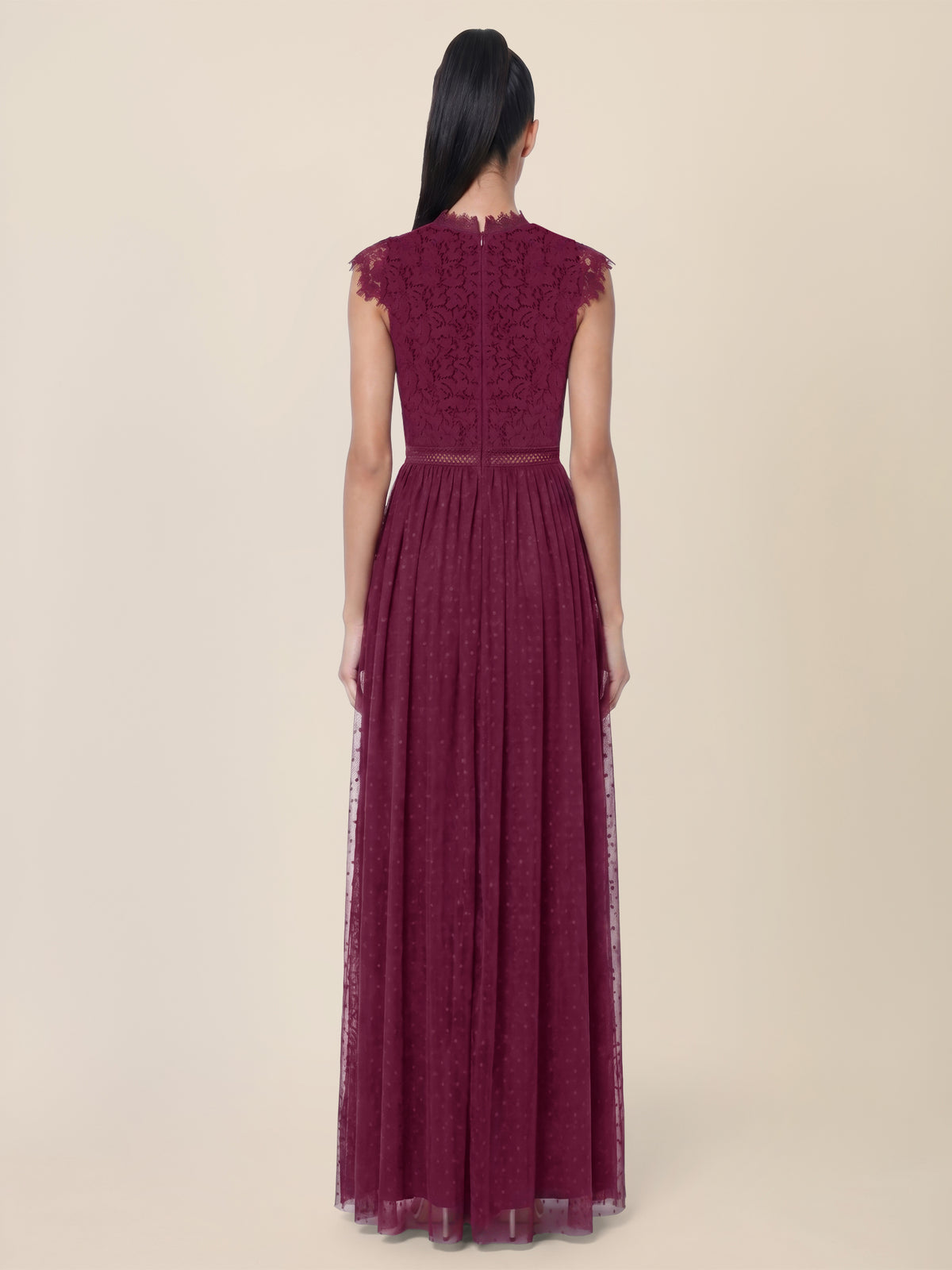 Brautkleid aus plastischer Spitze und weichem Tüll | weinrot