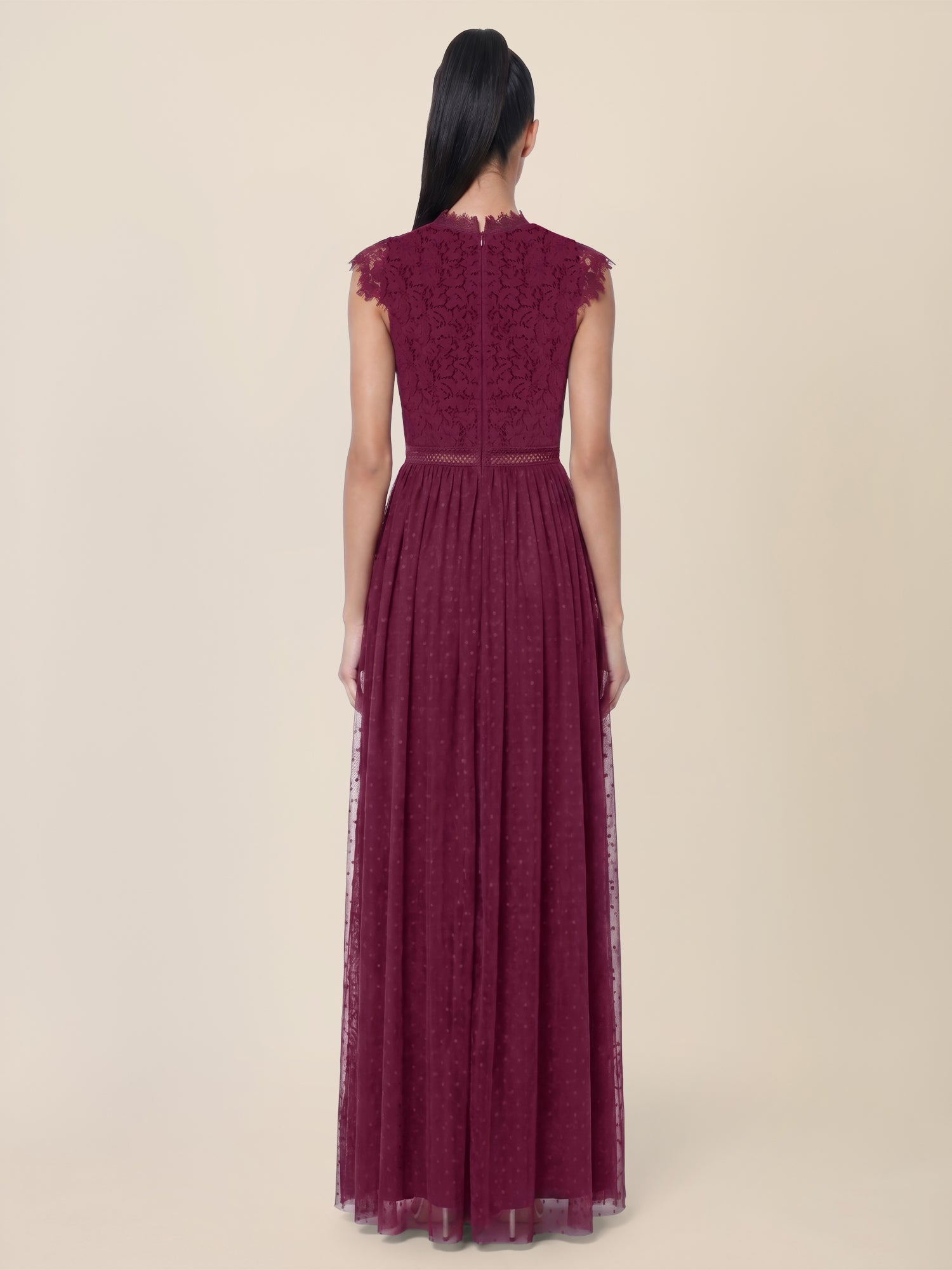 Brautkleid aus plastischer Spitze und weichem Tüll | weinrot