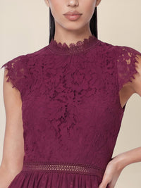 Brautkleid aus plastischer Spitze und weichem Tüll | weinrot