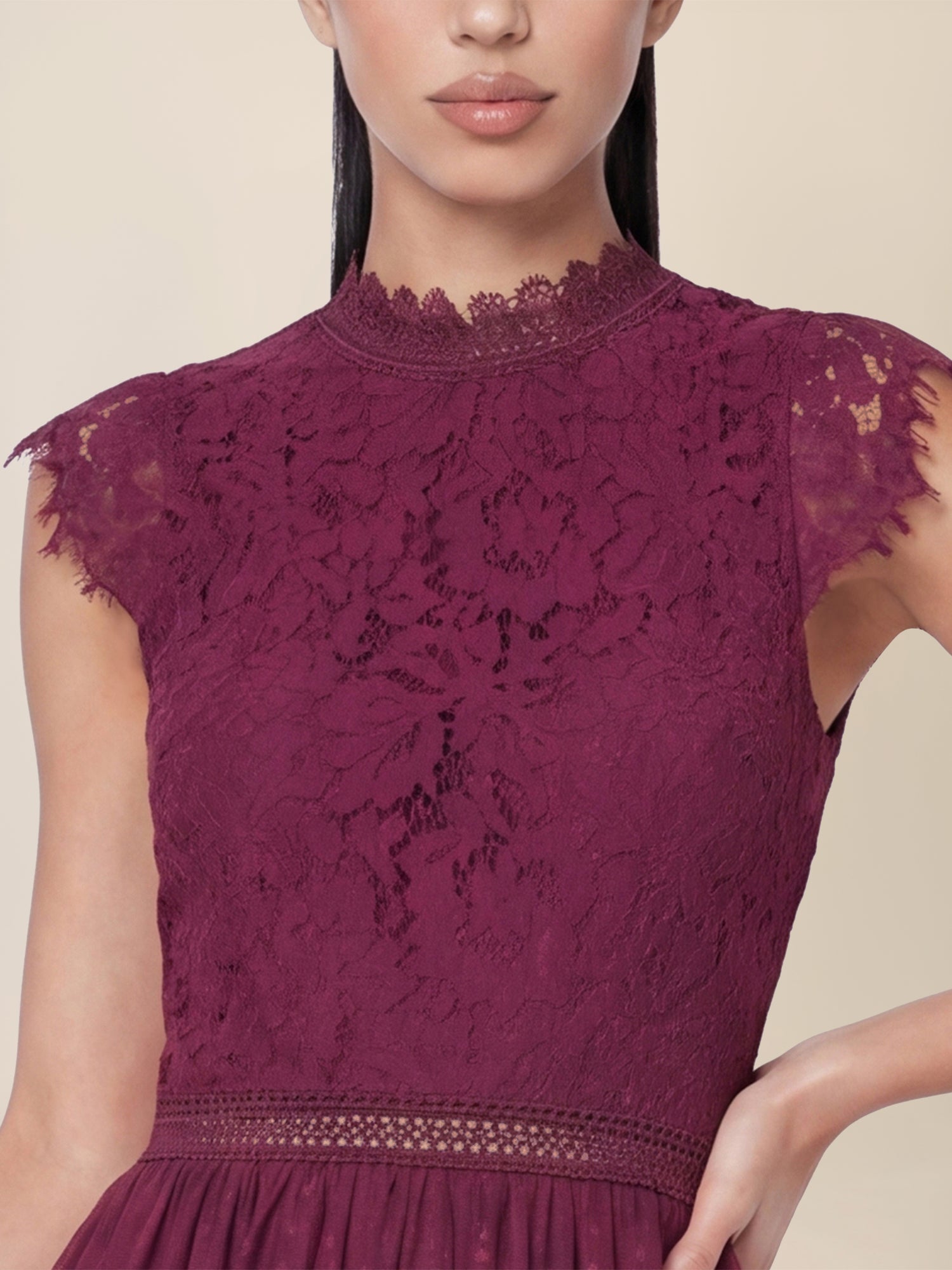Brautkleid aus plastischer Spitze und weichem Tüll | weinrot