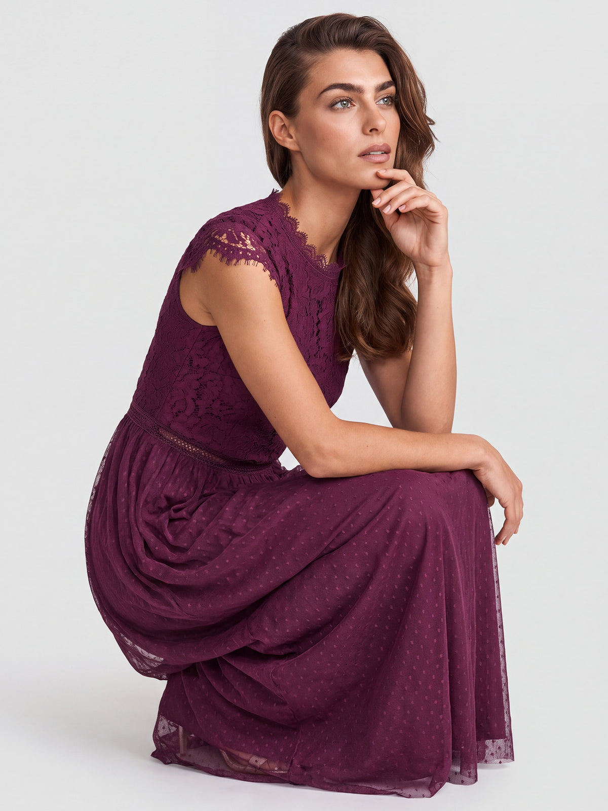 Kleid aus plastischer Spitze und weichem Tüll | weinrot