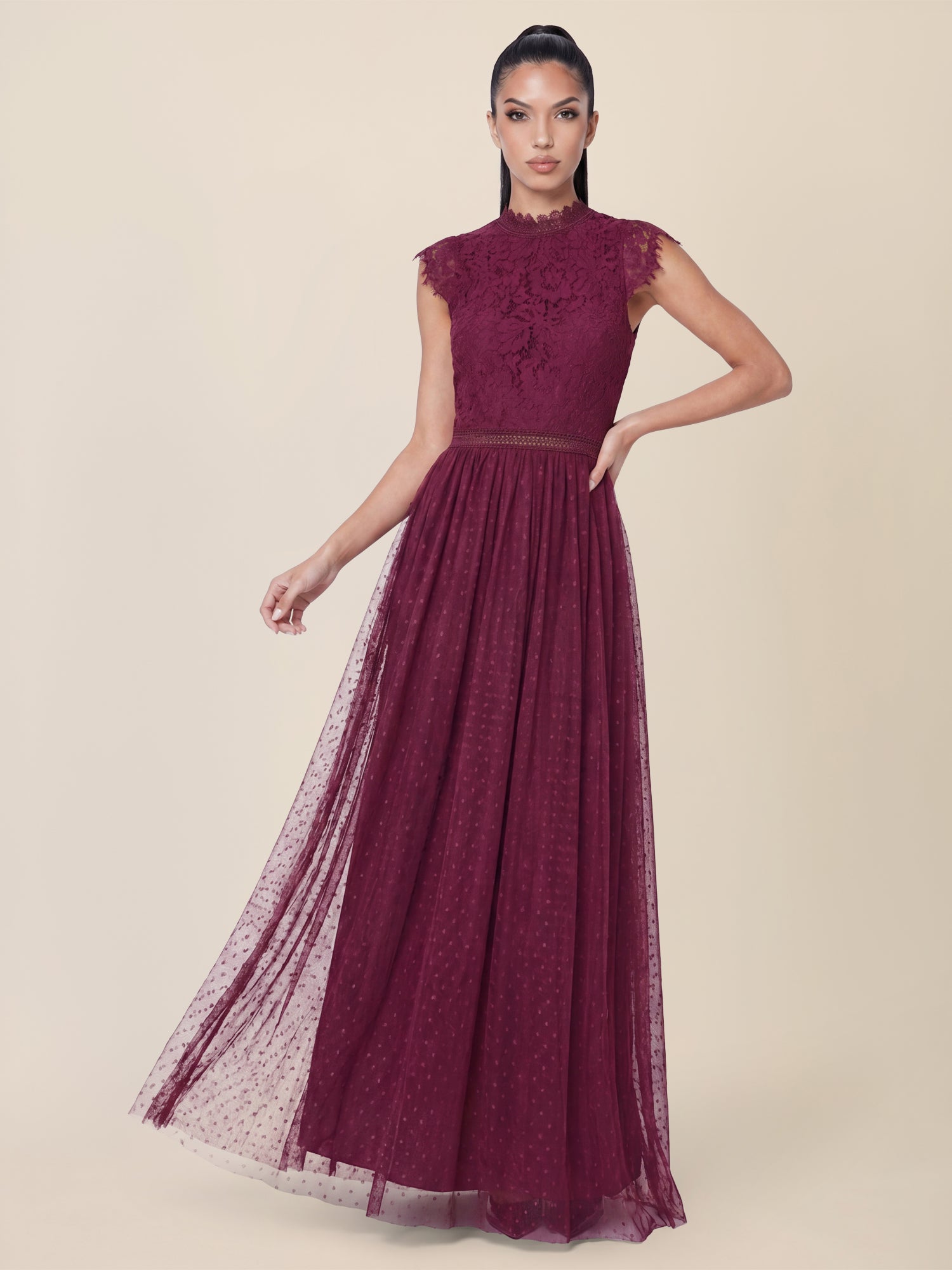 Brautkleid aus plastischer Spitze und weichem Tüll | weinrot