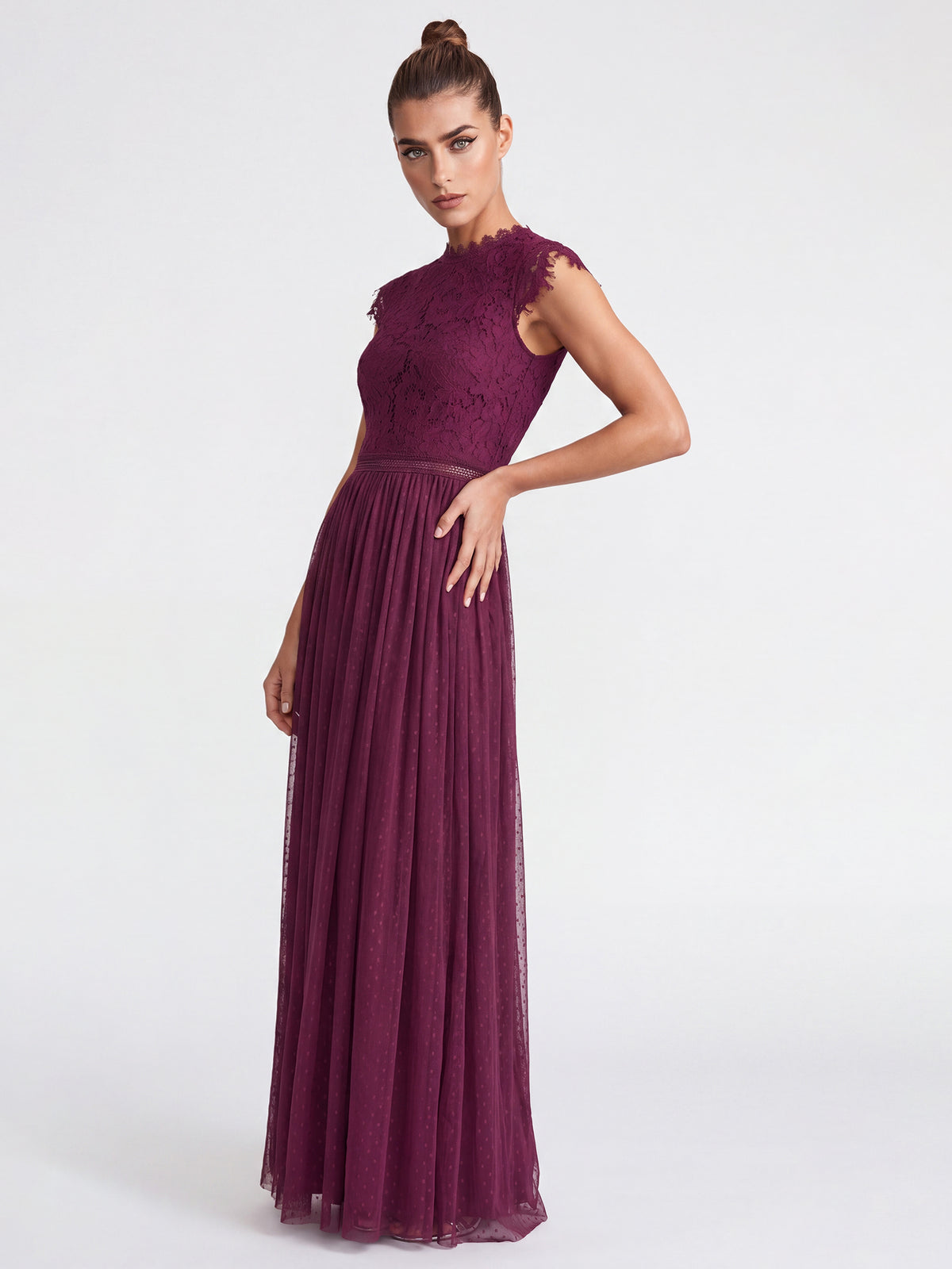 Kleid aus plastischer Spitze und weichem Tüll | weinrot