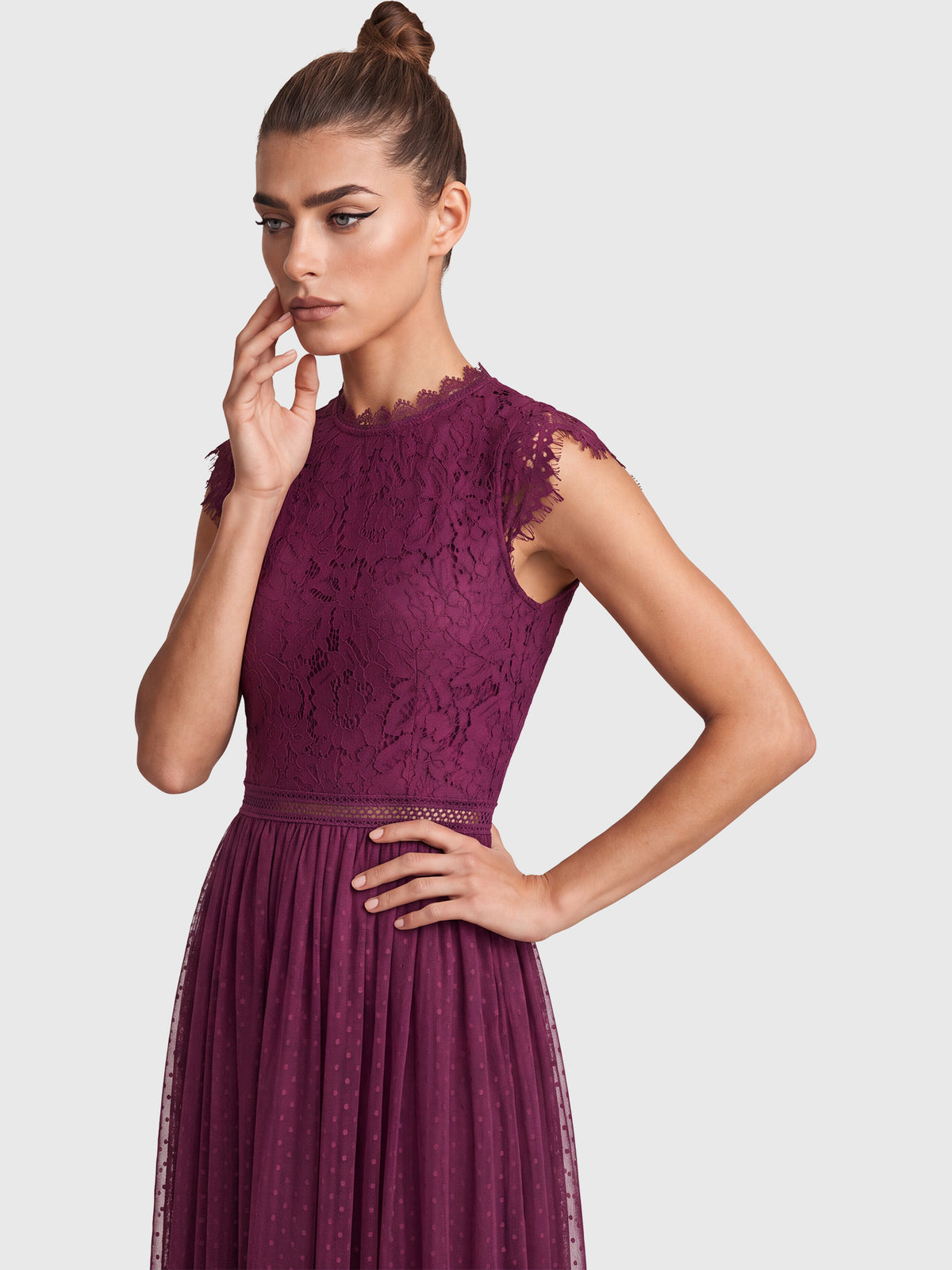 Kleid aus plastischer Spitze und weichem Tüll | weinrot